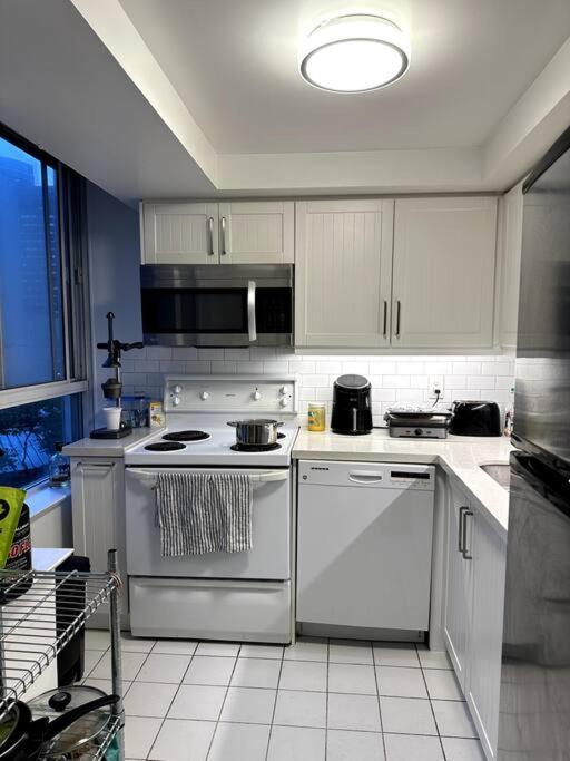 Best Location In Downtown- Walking To Eaton Centre, Nathan Phillips Square, Yonge-Dundas, Ikea,Transit Toronto Eksteriør billede