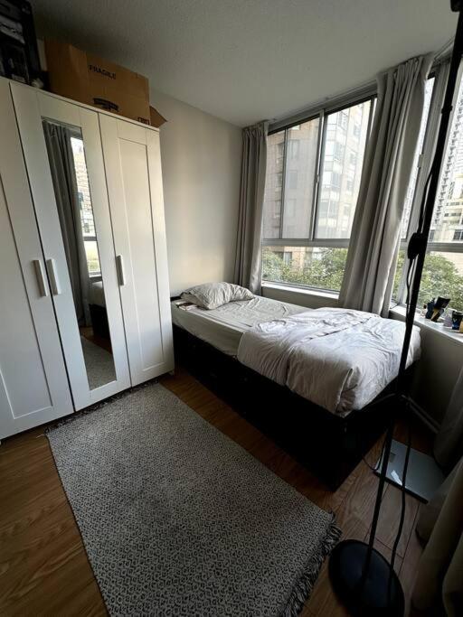 Best Location In Downtown- Walking To Eaton Centre, Nathan Phillips Square, Yonge-Dundas, Ikea,Transit Toronto Eksteriør billede